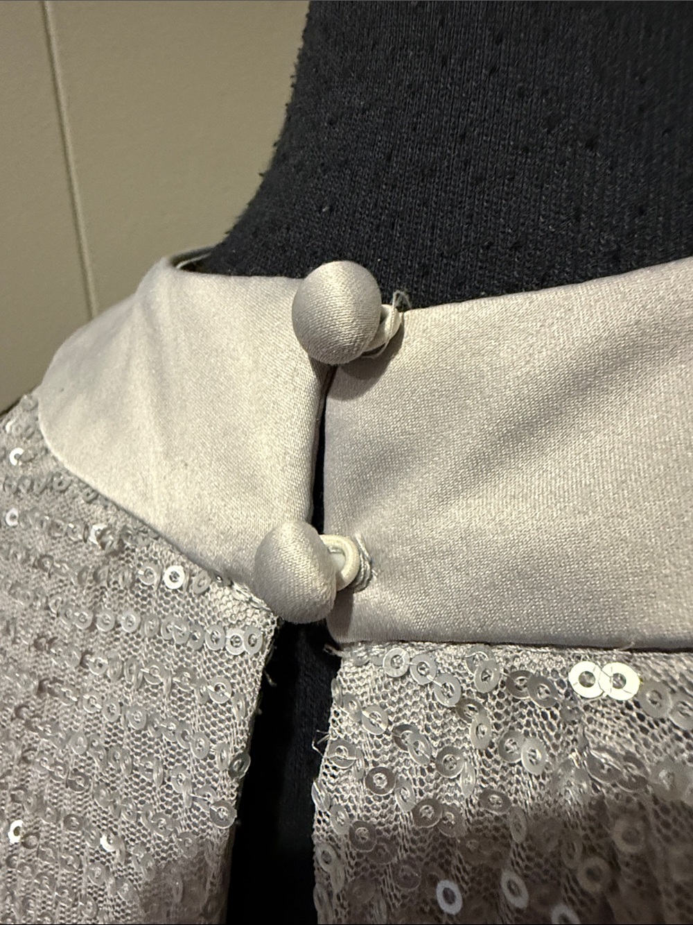 B44 Vince Camuto Women’s 2 Silver Knit Midi Dress with Grey Collar Trim - Picture 7 of 9